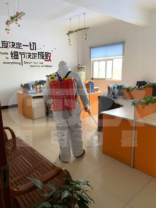 辦公室內(nèi)復工消毒.